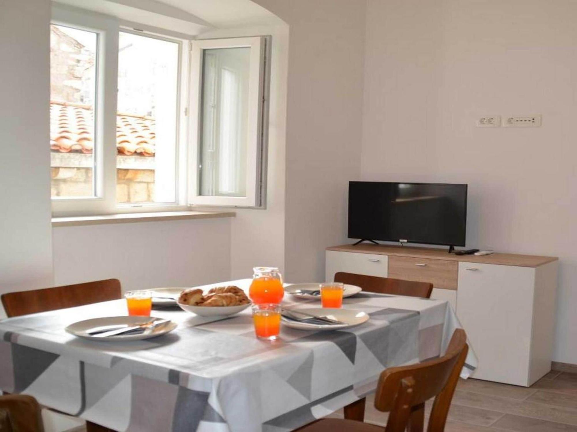 Pk - - Two Bedroom With View 1 Apartment *